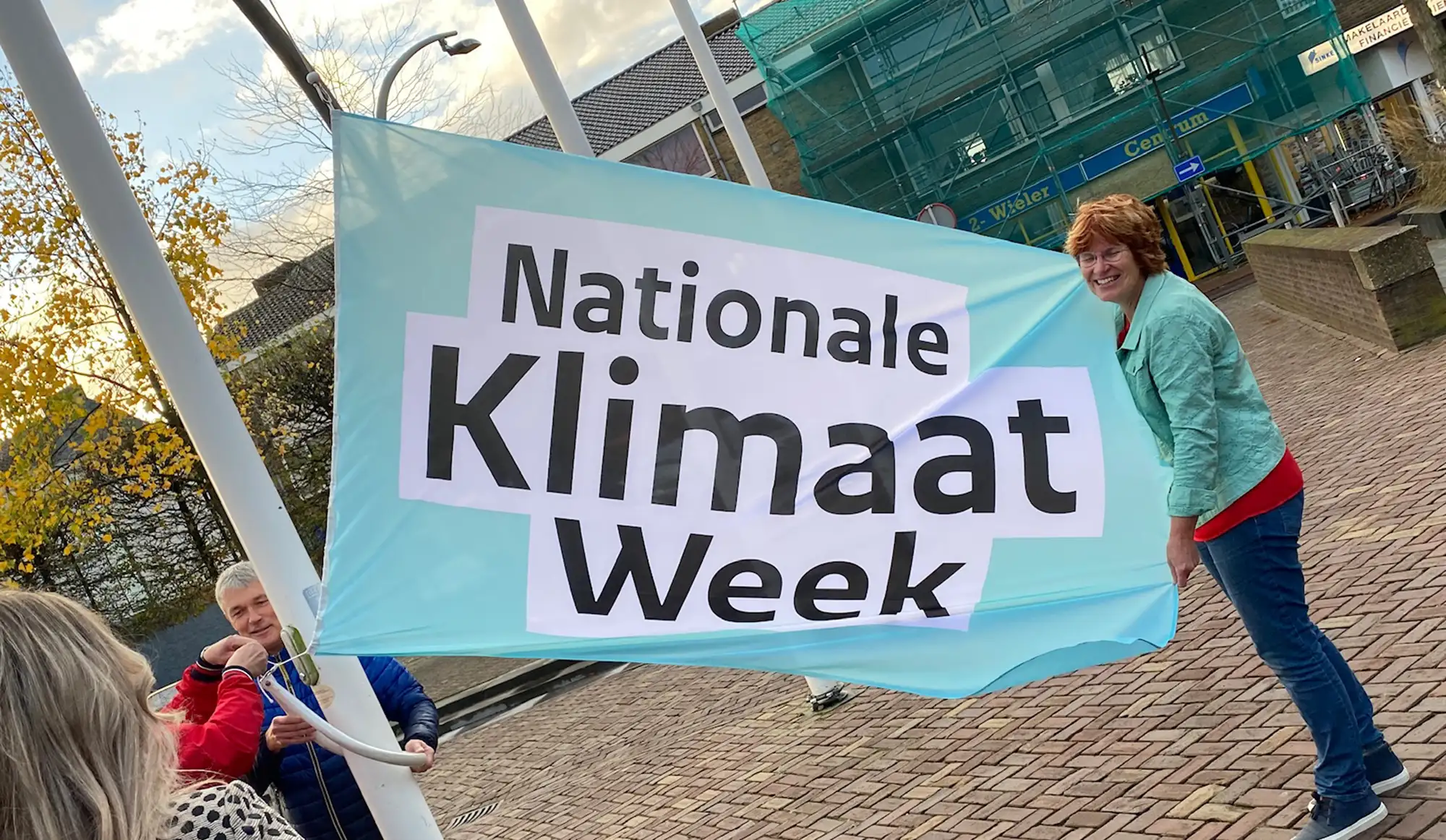 Het hijsen van de vlag van Nationale Klimaatweek bij het gemeentehuis in Dronten Het hijsen van de vlag van Nationale Klimaatweek bij het gemeentehuis in Dronten