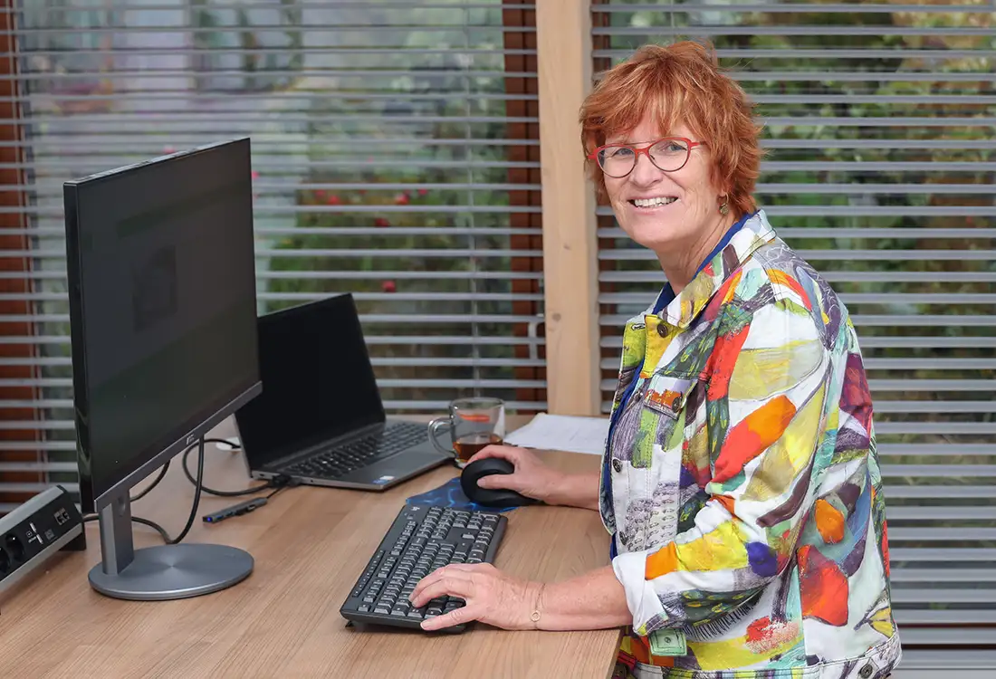 Bea Mantel in haar kantoor Bea Mantel in haar kantoor