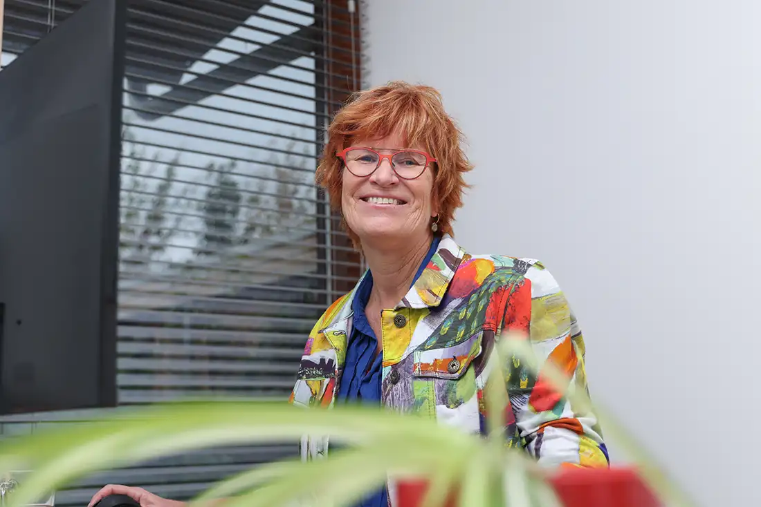 Bea Mantel bij haar kantoor Bea Mantel bij haar kantoor