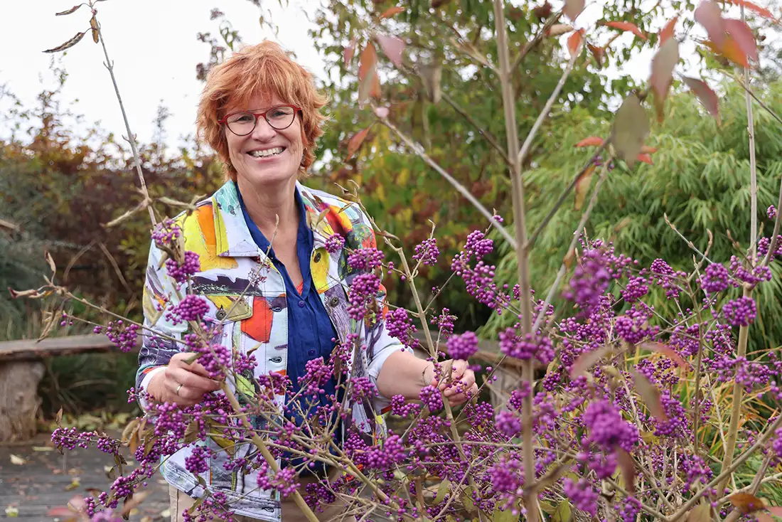 Bea Mantel in haar groene tuin Bea Mantel in haar groene tuin